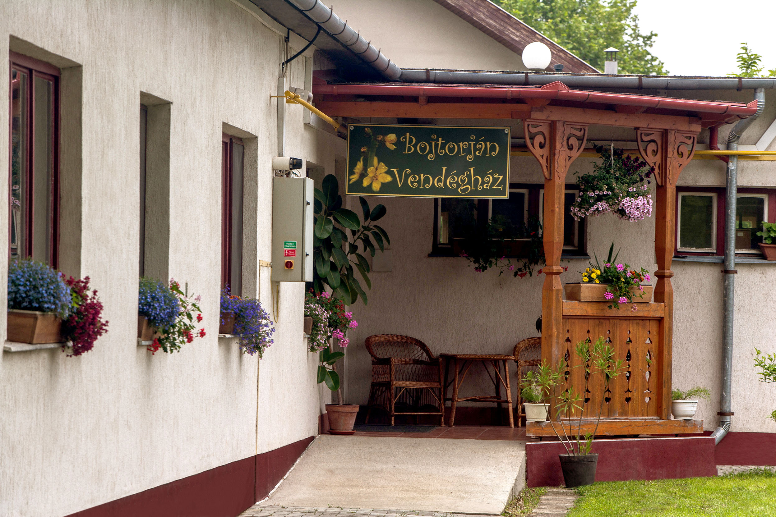 A Bojtorján Vendégház bejárata Hajdúnánáson